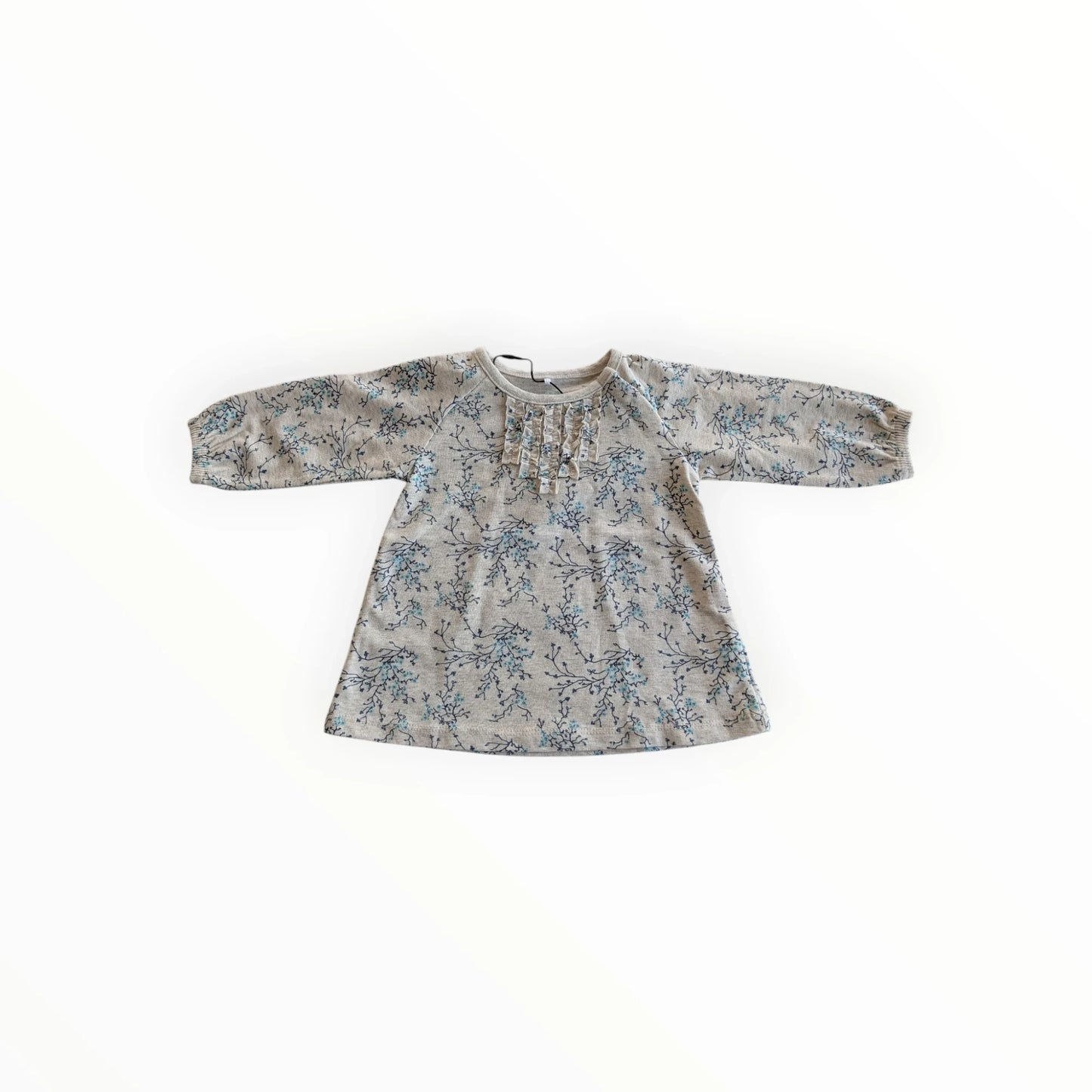 Pierrot Outlet baby jurk met lange mouwen, grijze stof met blauwe bloemenprint en ruches bij de halslijn.