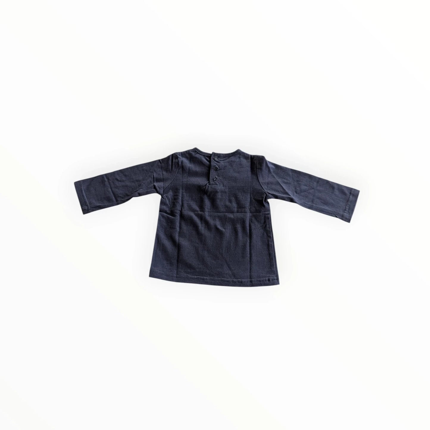 Pierrot Outlet donkerblauw katoenen longsleeve shirt met kat in hart print en knoopsluiting op de rug.