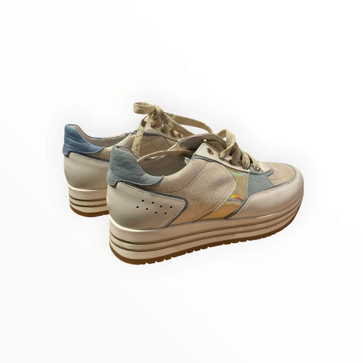 Pierrot Outlet damessneakers in beige en blauw met metallic accenten en een robuuste plateauzool voor extra comfort.