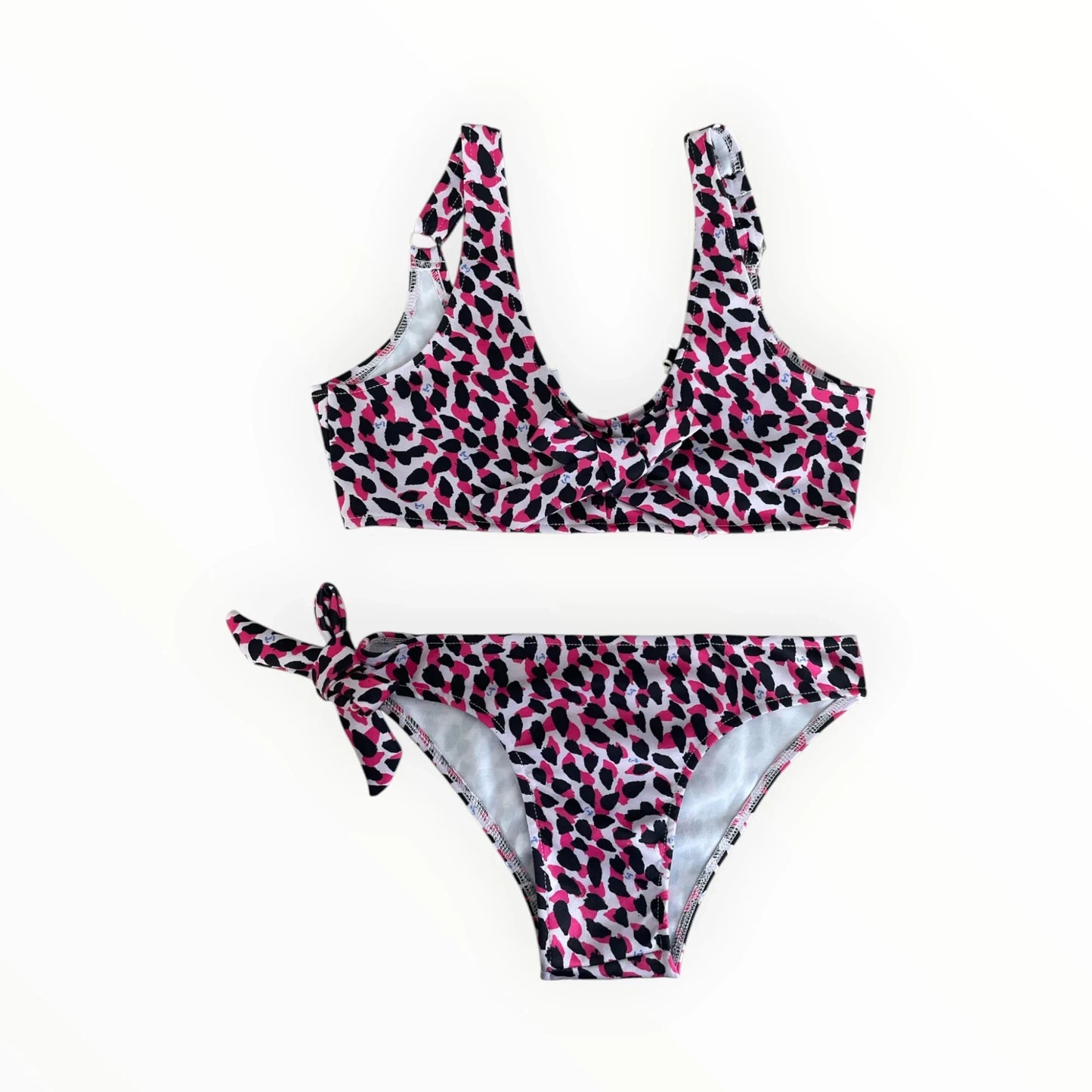 Pierrot Outlet tweedelige bikini met roze luipaardprint, knoopdetail op de top en strikjes aan de zijkant.