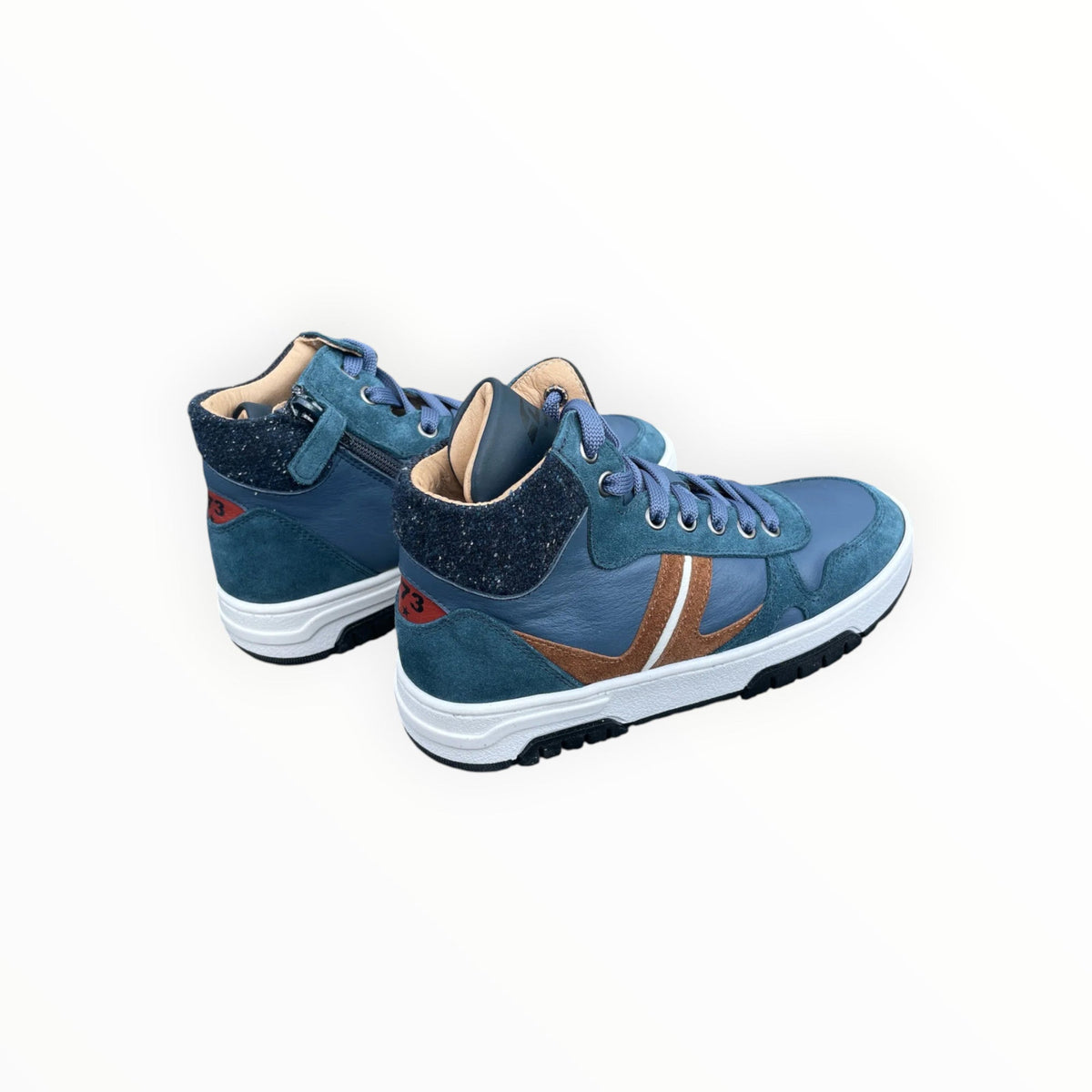 Pierrot Outlet blauwe hoge herensneakers van leer en suède met bruine accenten, witte zool en handige ritssluiting.