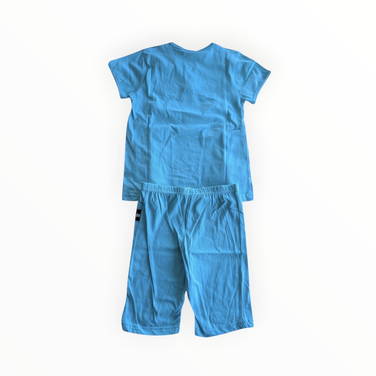 Pierrot Outlet helderblauwe katoenen pyjamaset voor kinderen met t-shirt en short, achterkant zichtbaar.