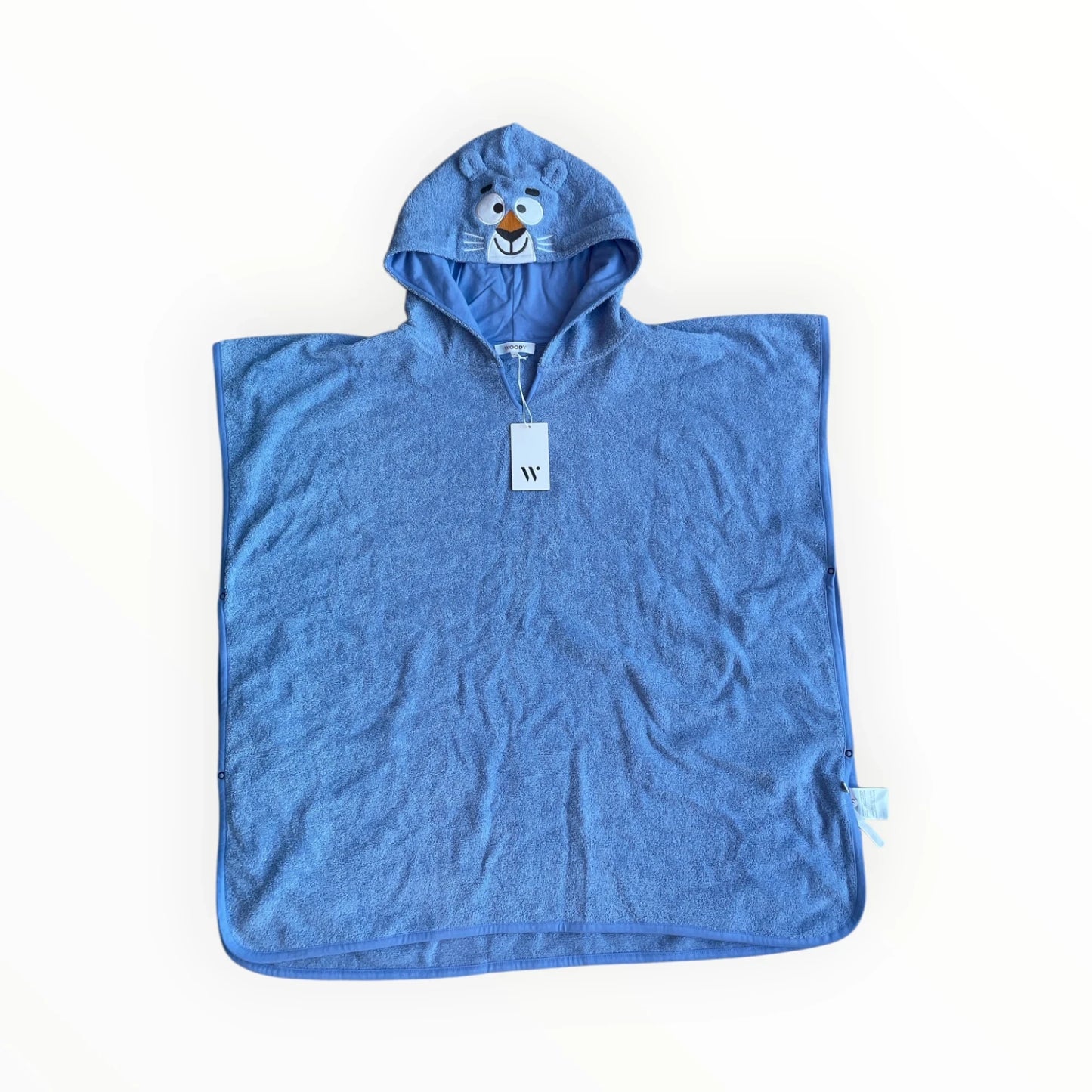 Pierrot Outlet blauwe kinderbadjas met capuchon en tijgerapplicatie, gemaakt van zacht, absorberend materiaal.