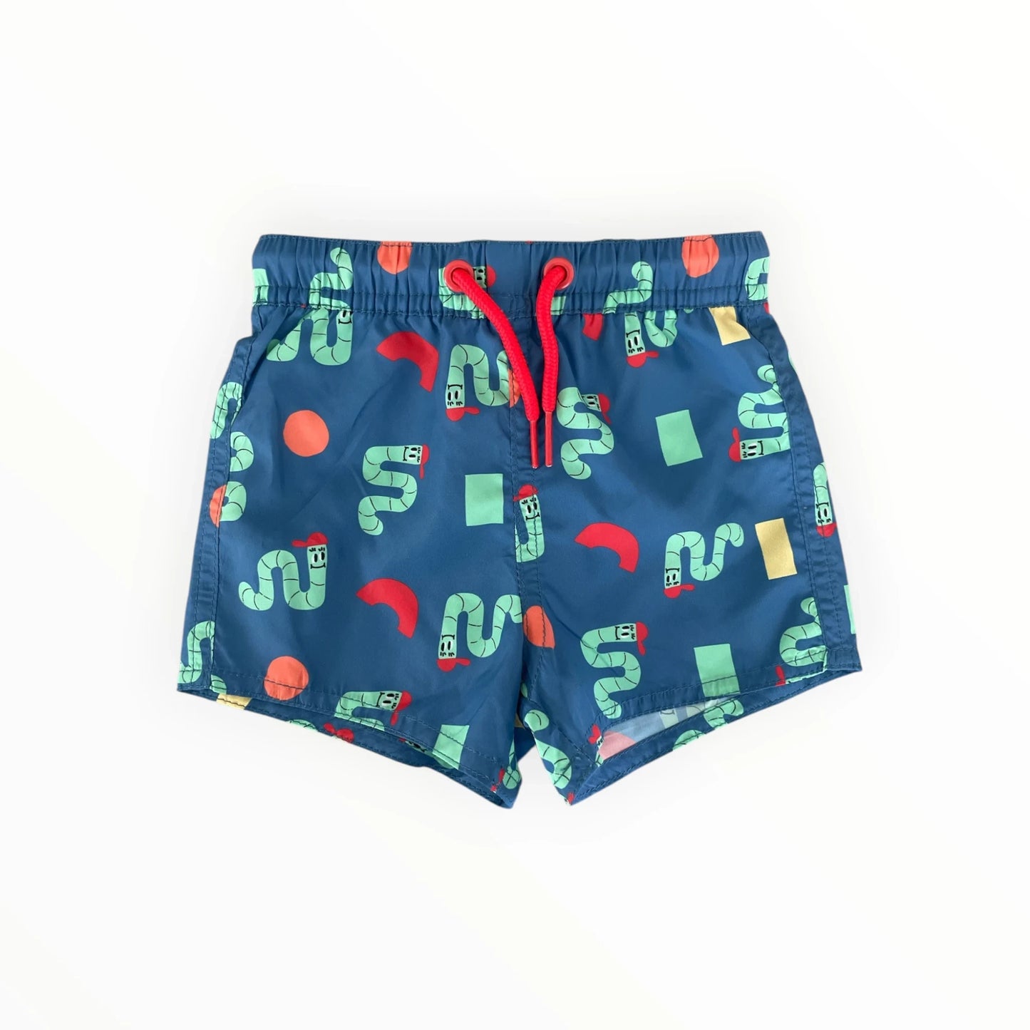 Pierrot Outlet blauwe zwemshort voor kinderen met wormpjesprint, elastische tailleband en rood trekkoord.