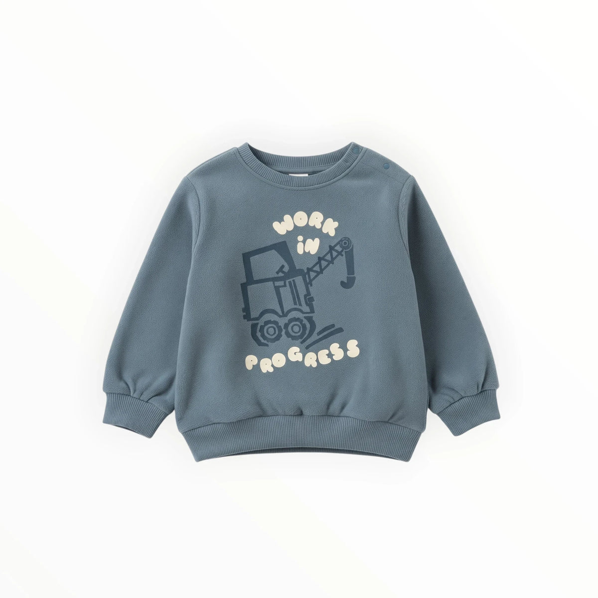Pierrot Outlet blauwgrijze kindersweater met graafmachine print en drukknoopjes op de schouder voor extra comfort.