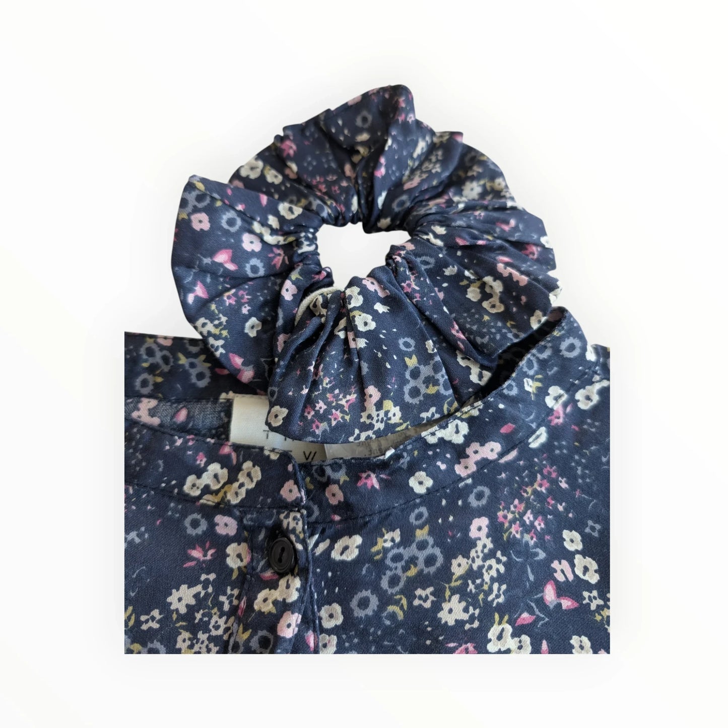 Pierrot Outlet bloemenprint jurk met scrunchie, diepblauw met roze, witte en grijze bloemen, hoge kraag, lange mouwen.