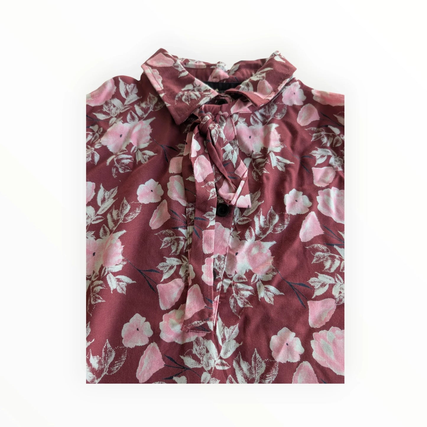 Pierrot Outlet bloemenprint blouse met strikdetail in bordeauxrood met roze en witte bloemen en grijze bladeren