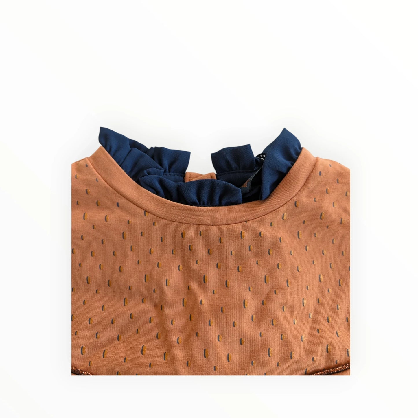 Pierrot Outlet bruin katoenen jurkje met stippen, rucheskraag en navy detail. Kortemouw.