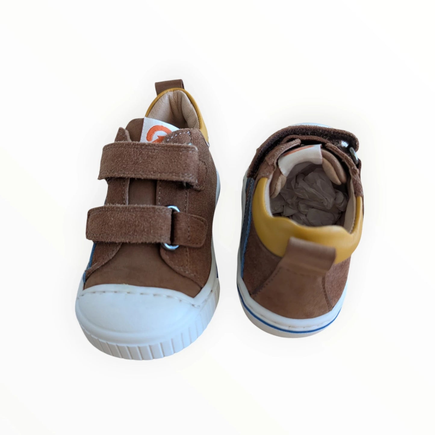 Bruine suède kindersneakers van Pierrot Outlet met klittenbandsluiting en gele accenten.