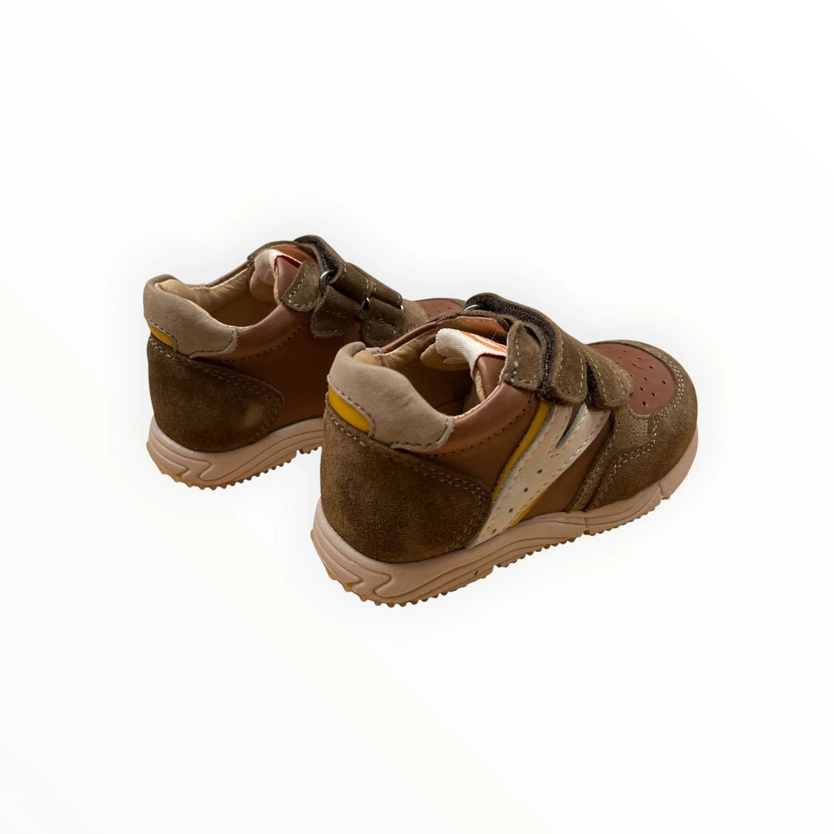 Pierrot Outlet kinderschoenen van bruin leer en suède met klittenband en stevige zool voor extra grip.