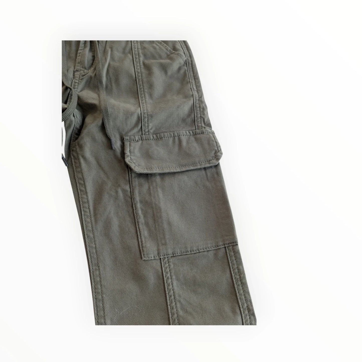 Pierrot Outlet dames cargo broek in olijfgroen katoenmix met elastische tailleband en manchetten.