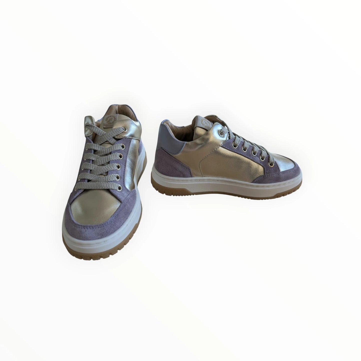 Pierrot Outlet dames sneakers van zilverkleurig metaalachtig materiaal en lavendel suède met glitterdetails. Vetersluiting.