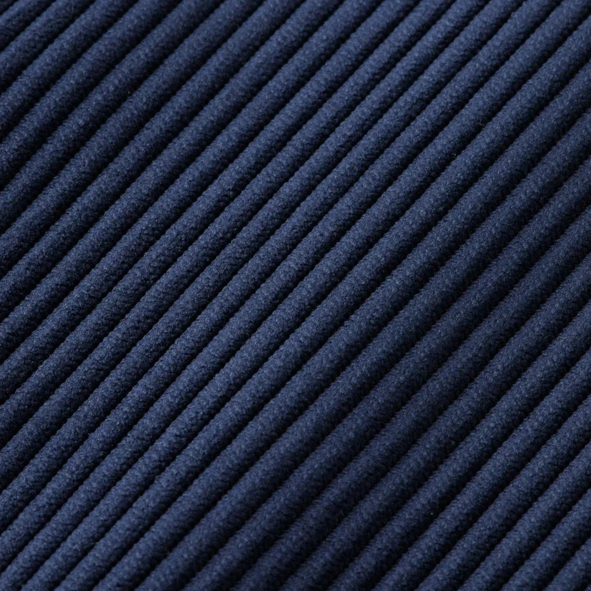 Close-up van de donkerblauwe corduroy stof van een Pierrot Outlet jurk met fijne ribbeltextuur