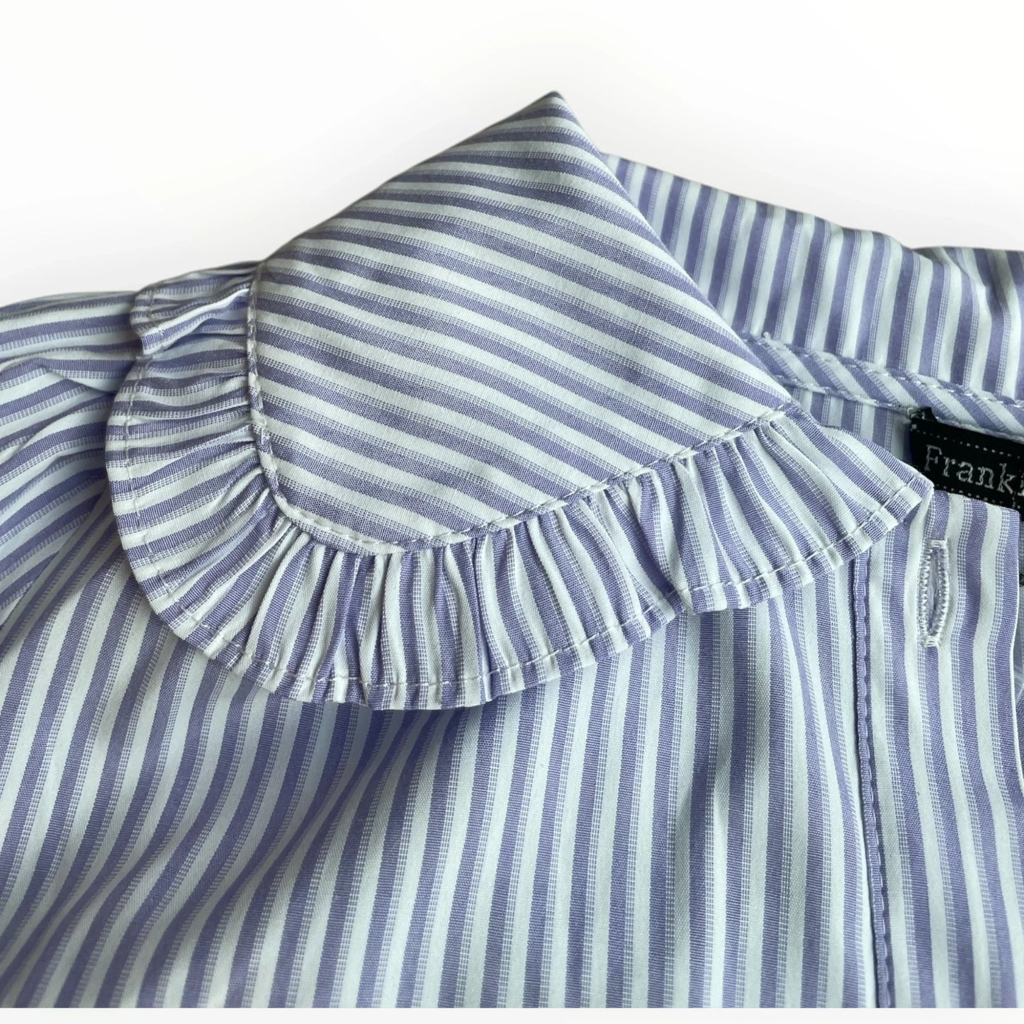 Pierrot Outlet Frankie gestreepte blouse met blauw-wit dessin en vrouwelijke kraag met ruches.