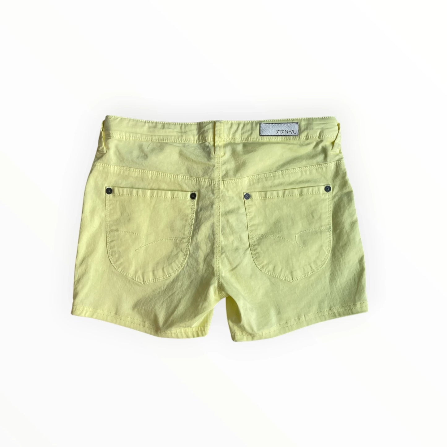 Pierrot Outlet felgele denim dames shorts met achterzakken en klassieke stiksels voor een zomerse look.
