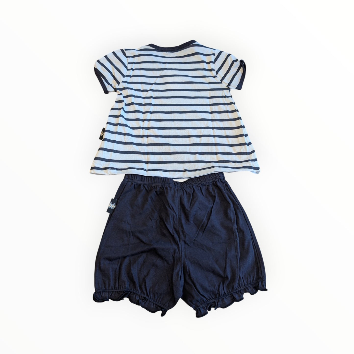 Pierrot Outlet gestreept T-shirt en navyblauwe short met ruches, voor peuters. Zomerse outfit.
