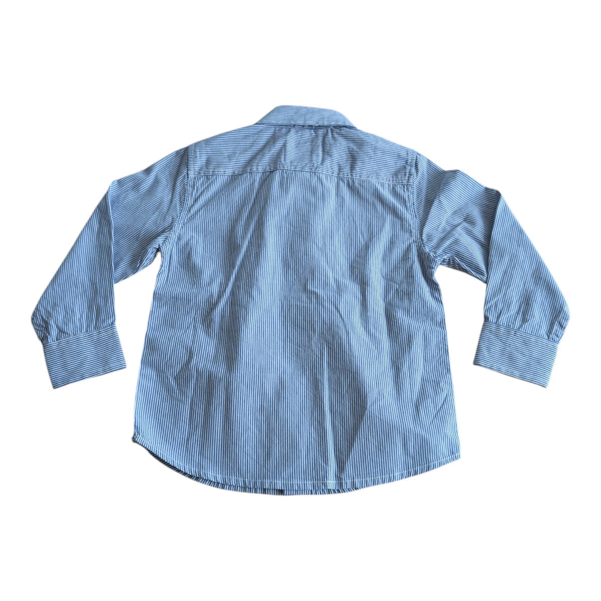Pierrot Outlet gestreepte katoenen blouse voor kinderen met lange mouwen in lichtblauw en wit. Klassiek overhemd met geborduurd logo.