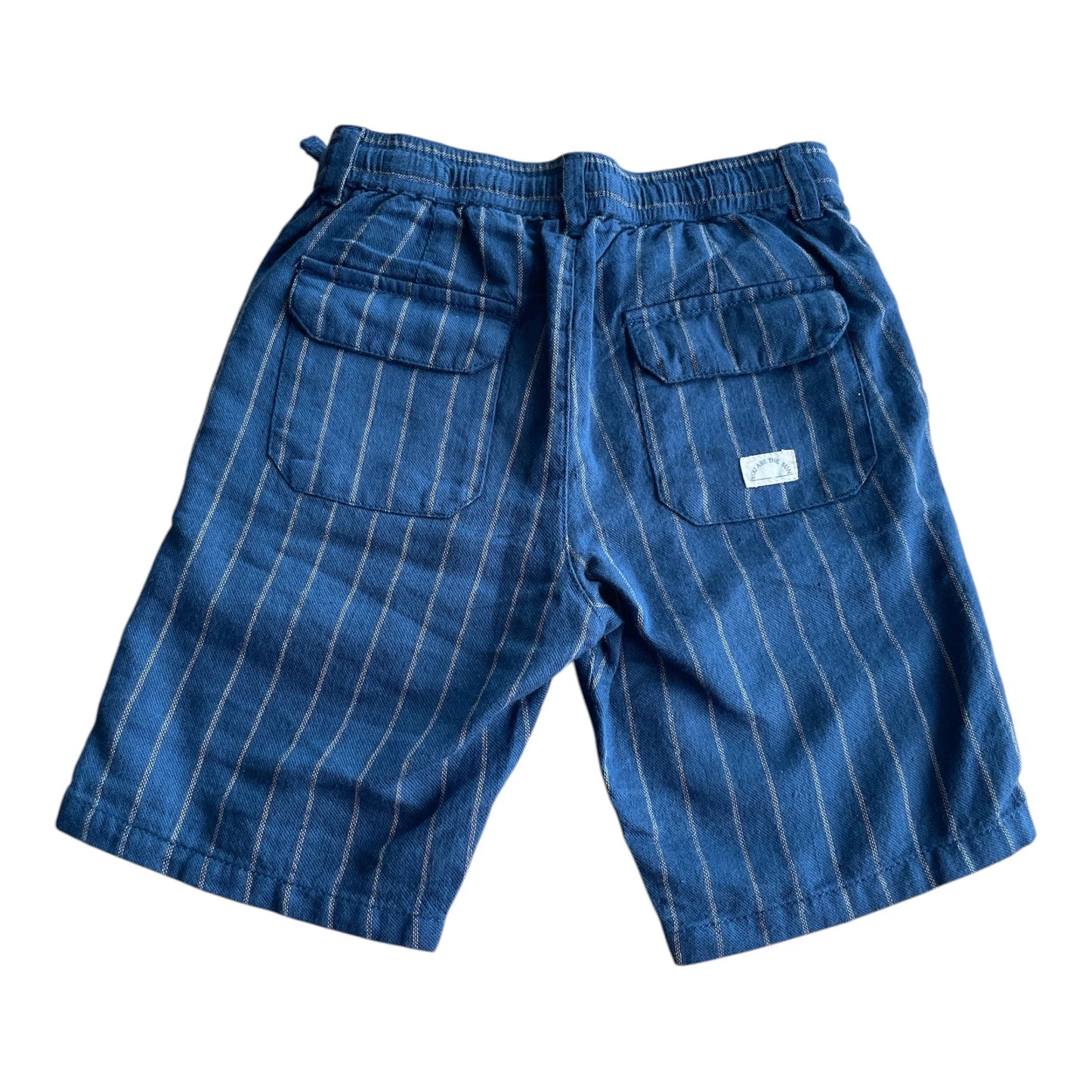 Pierrot Outlet gestreepte korte broek voor kinderen in donkerblauw met witte strepen, elastische tailleband en zakken.
