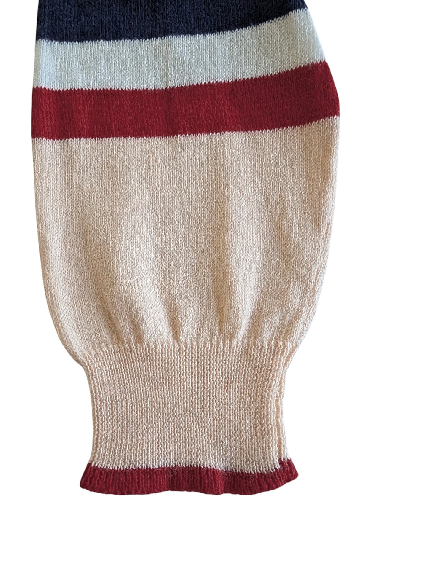 Pierrot Outlet dames trui met lange mouwen, gebreid met crème, rood, lichtblauw en donkerblauwe strepen. Ronde hals.