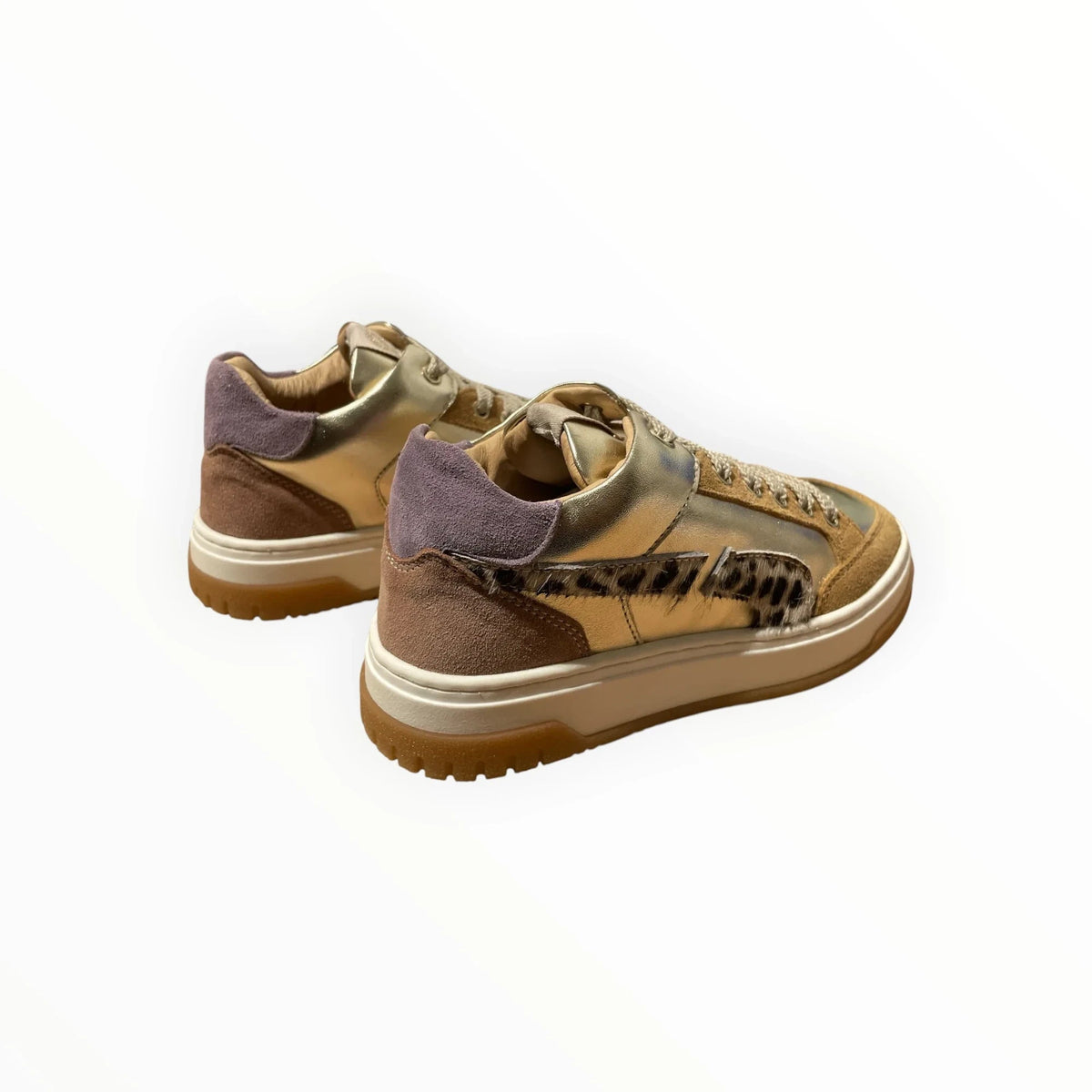 Pierrot Outlet damessneakers in goud metallic met bruin suède, luipaardprint en paarse hielaccenten op een witte zool.