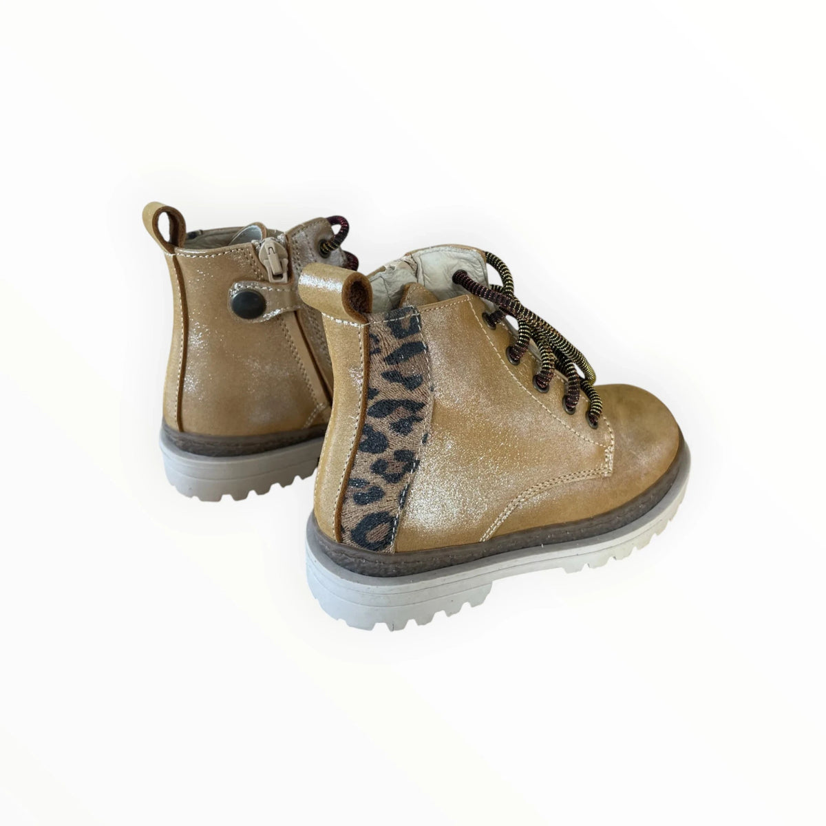 Pierrot Outlet goudkleurige kinder enkellaarsjes met glitter, veters, ritssluiting en luipaardprint detail op de hiel.
