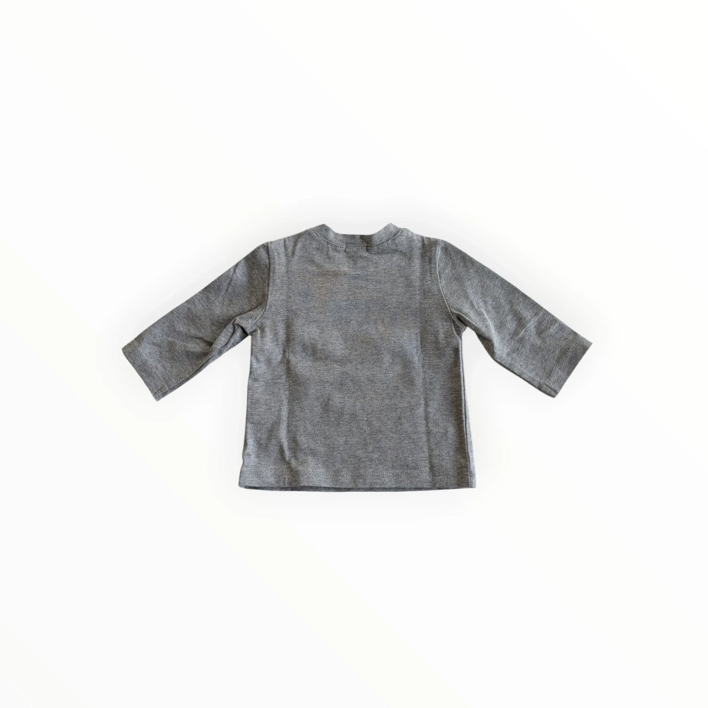 Pierrot Outlet grijze longsleeve met gereedschapskist print, gemaakt van katoen, met drukknoopjes op de schouder.