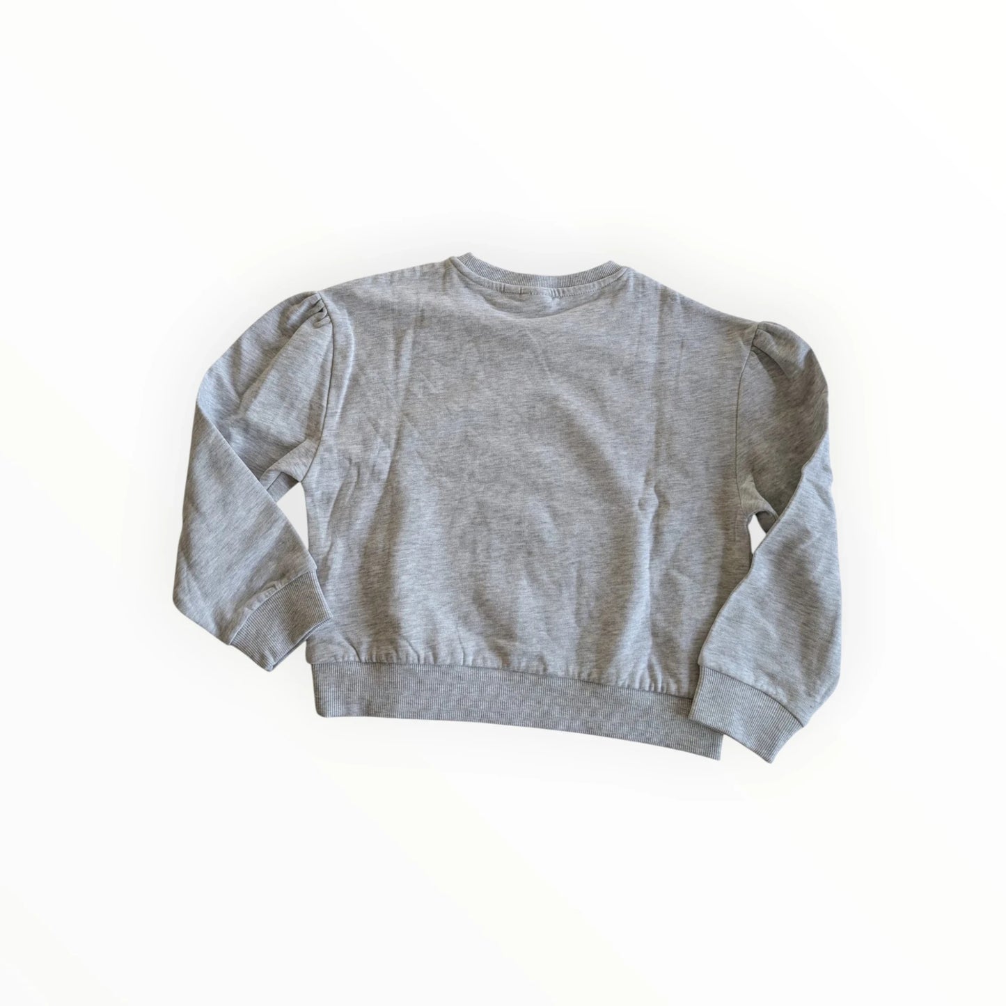 Pierrot Outlet meisjes grijze sweater met pofmouwen en 'SQUAD' logo. Gemaakt van zachte stof.