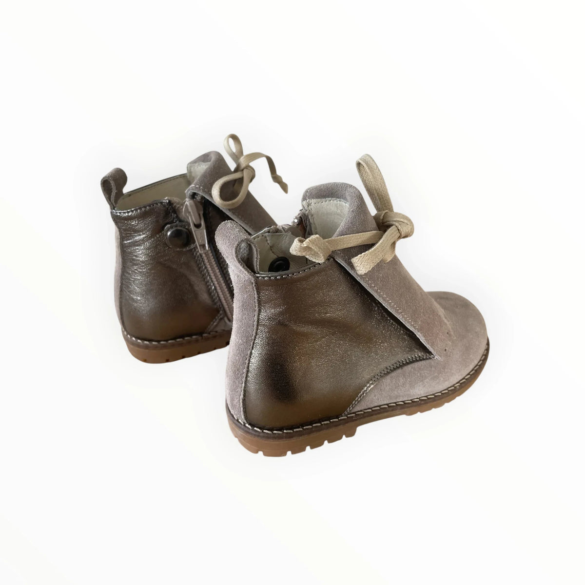 Pierrot Outlet grijze suède enkellaarsjes voor kinderen met metallic accenten, veters en ritssluiting aan de zijkant.
