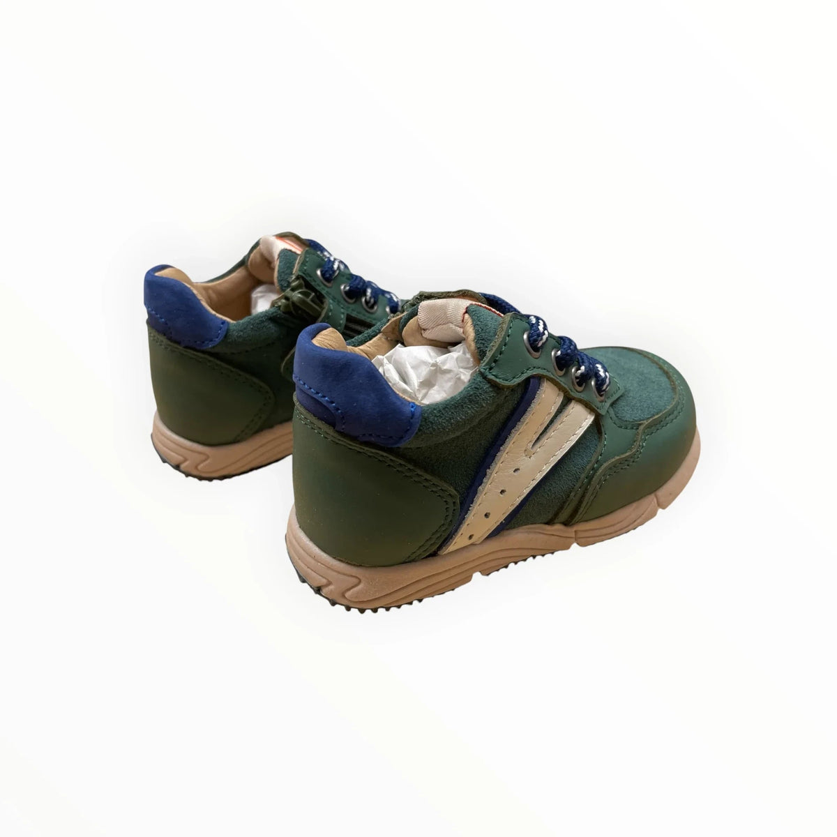 Pierrot Outlet kindersneakers in groen leer en suède met blauwe accenten en een crèmekleurige zool voor extra grip.