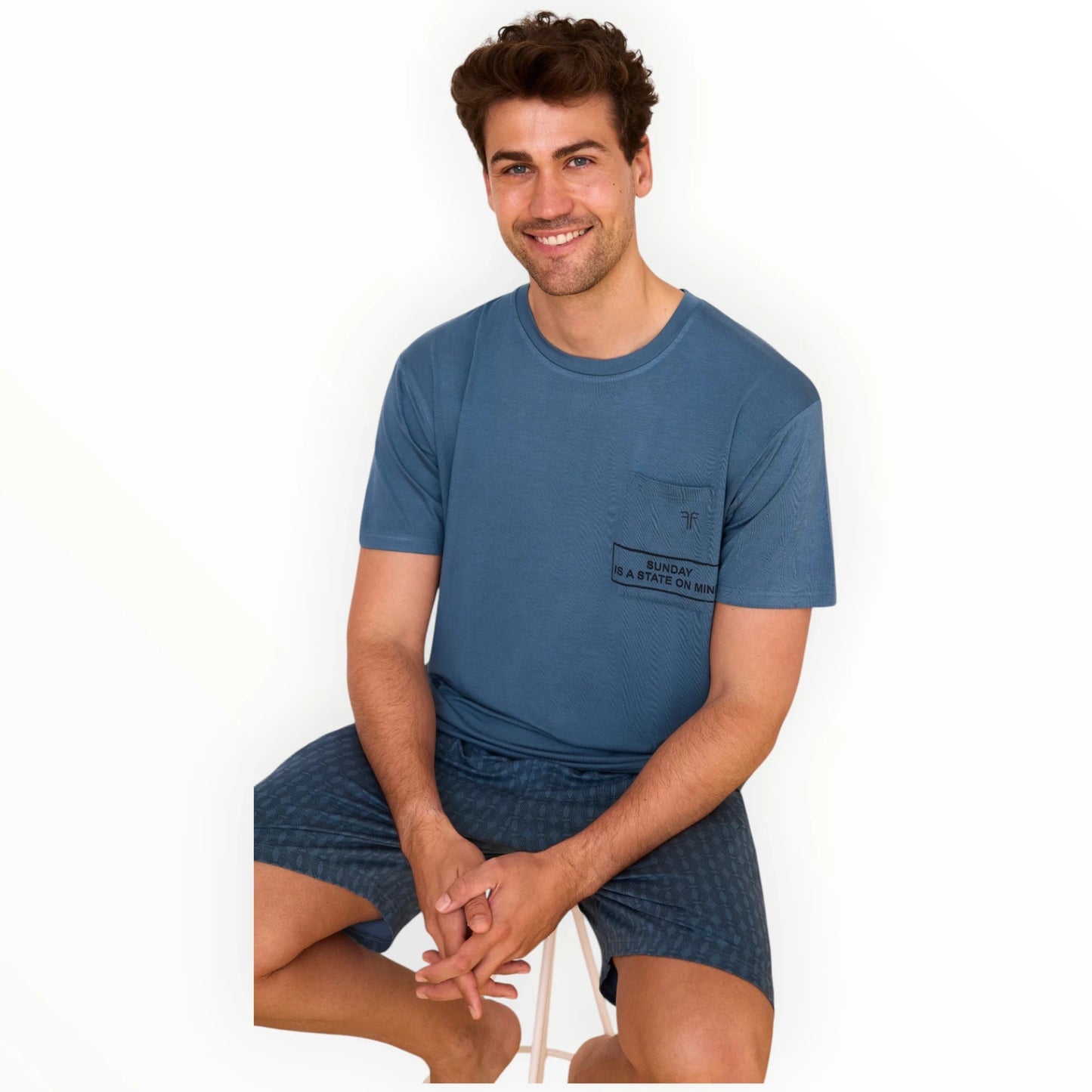 Pierrot Outlet blauwe katoenen pyjamaset voor heren met T-shirt en korte broek, borstzakje met tekstprint.