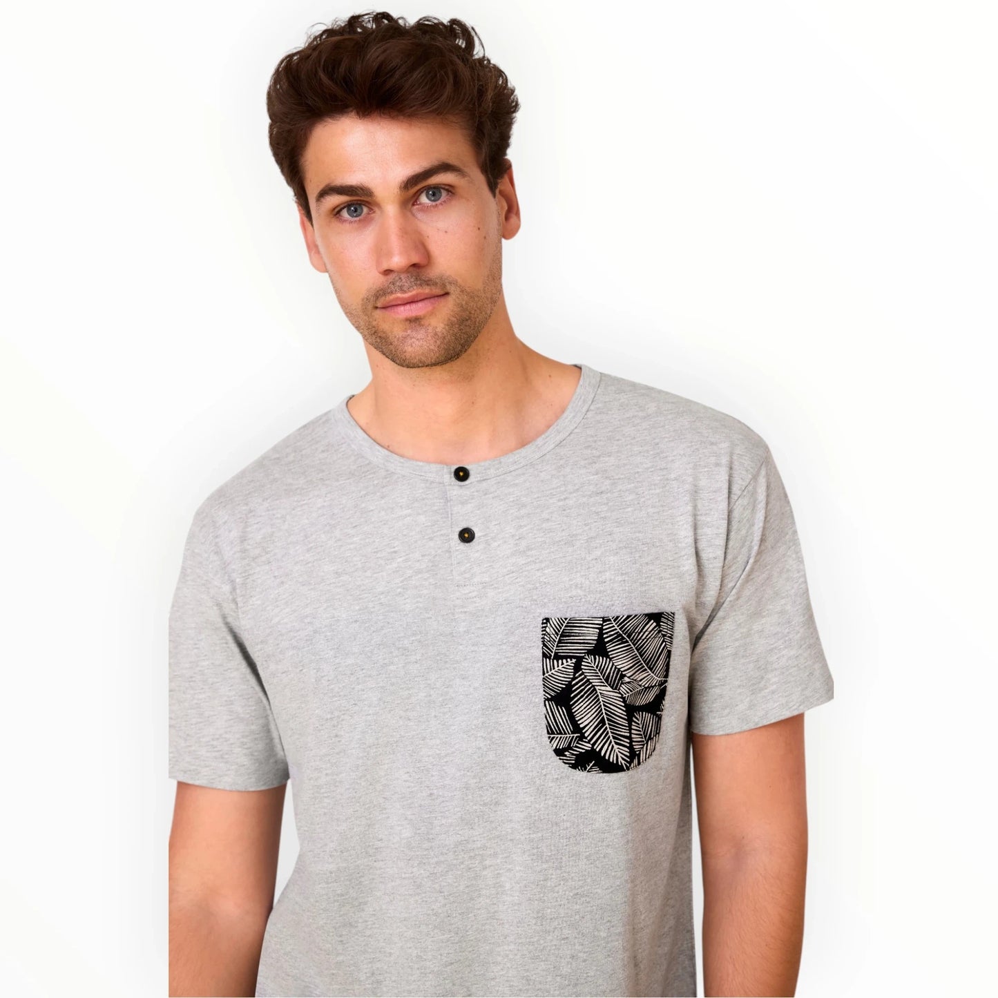 Pierrot Outlet heren pyjamaset met lichtgrijs T-shirt en zwart-wit bladprint borstzak en short.