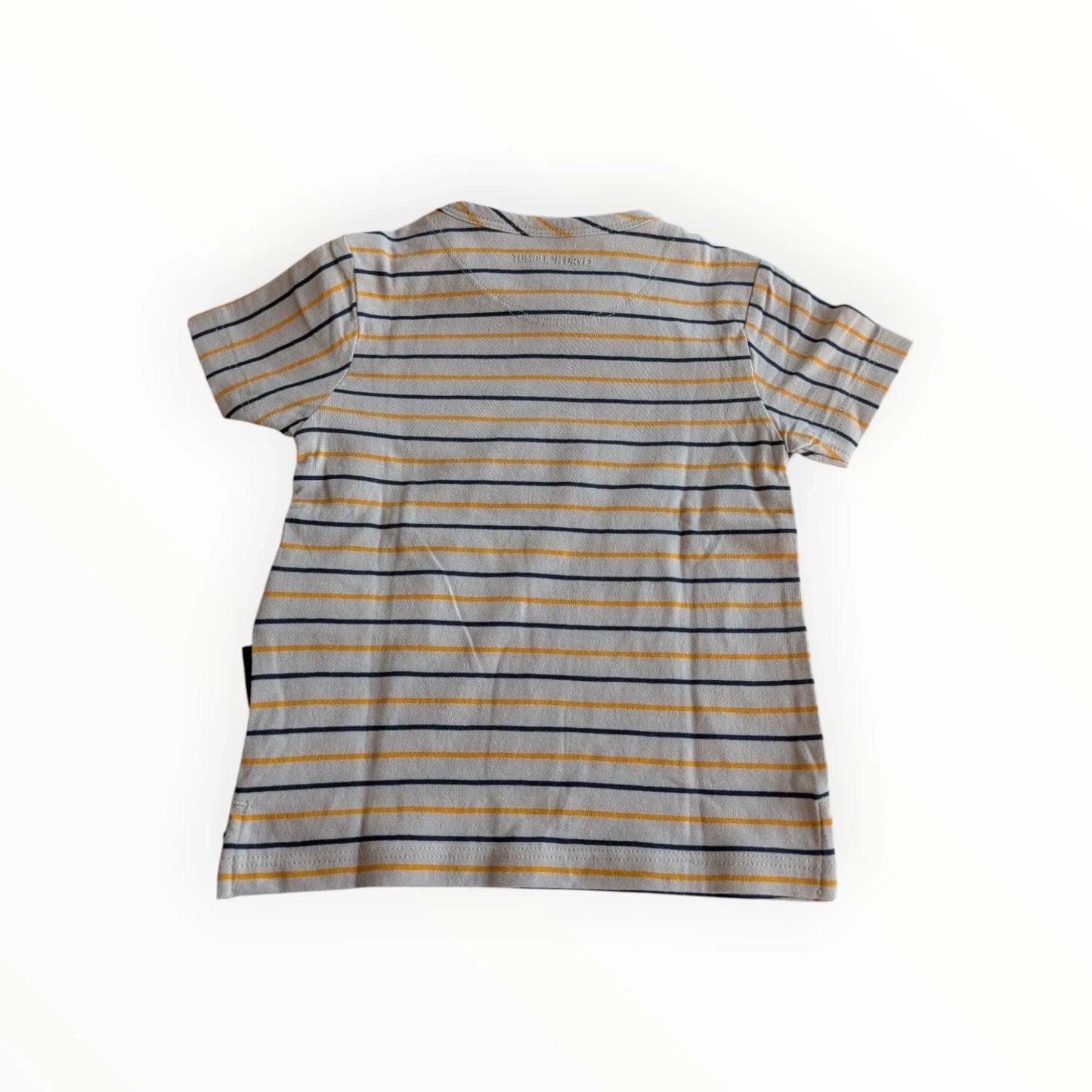 Pierrot Outlet jongen T-shirt met strepen in grijs, marineblauw en mosterdgeel. Korte mouwen, ronde hals.