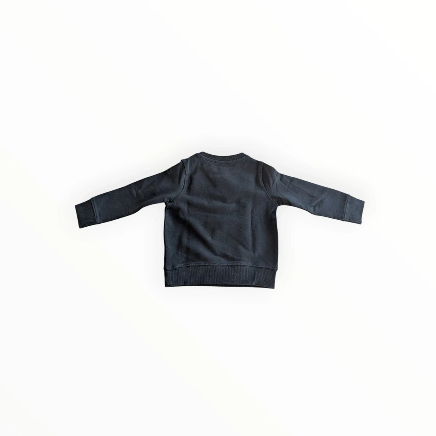 Pierrot Outlet jongens donkerblauwe sweater met bliksemprint en drukknoopjes op de schouder.