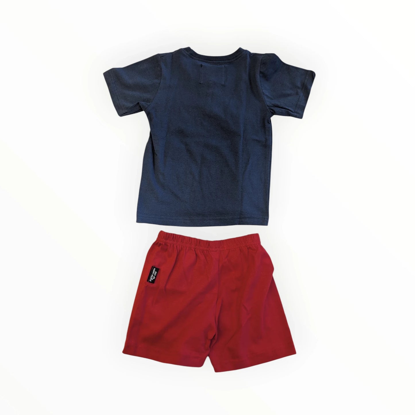 Pierrot Outlet jongens set: donkerblauw T-shirt met korte mouwen en rode korte broek met elastische tailleband. Gemaakt van katoen.