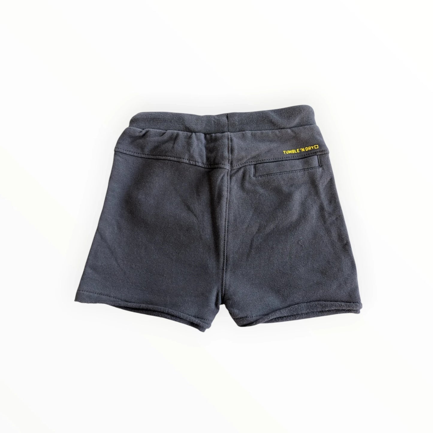 Pierrot Outlet jongens shorts van donkergrijs katoen met trekkoord en zakken, ideaal voor sport en spel.
