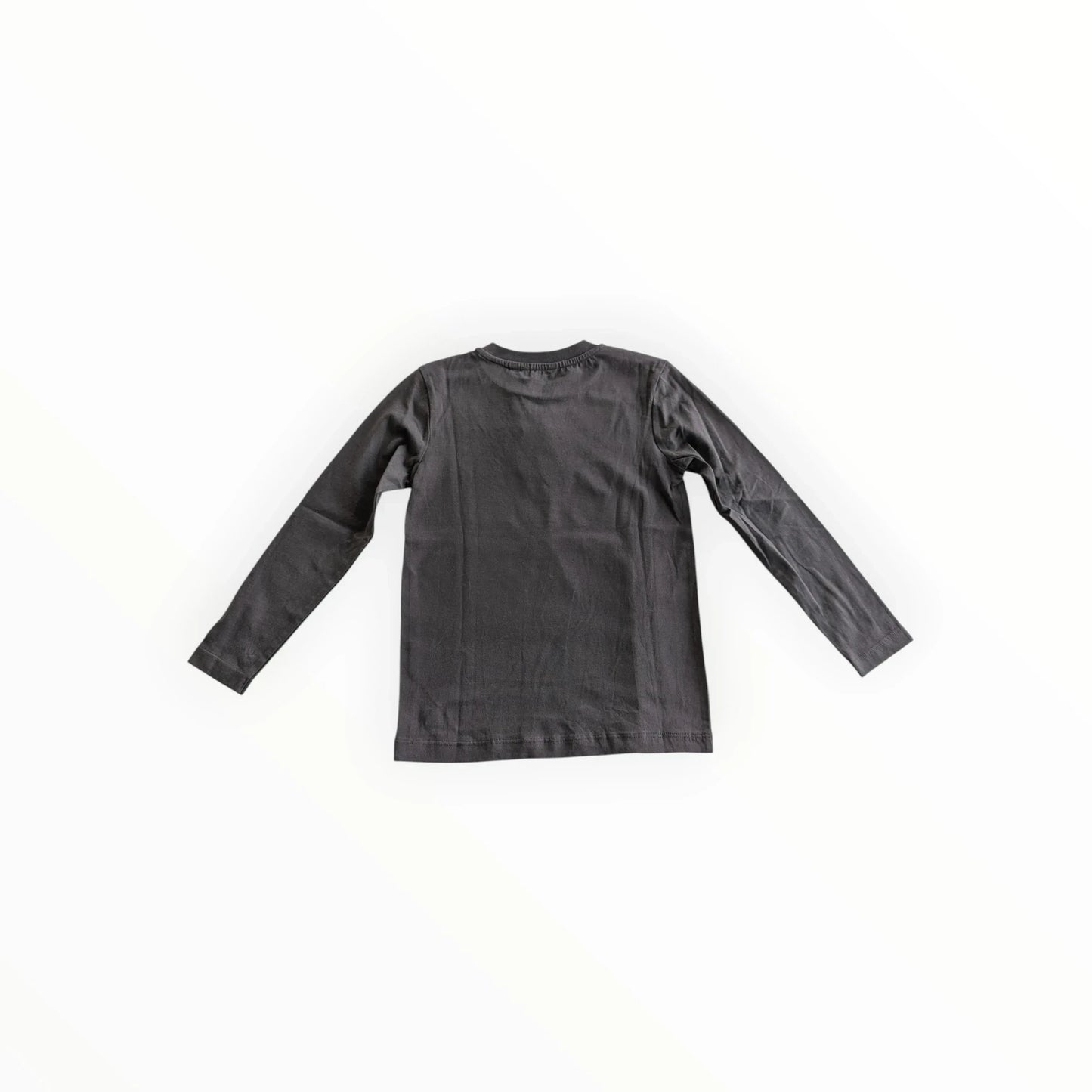 Pierrot Outlet jongens zwart katoenen T-shirt met lange mouwen en subtiel logo op de borst.
