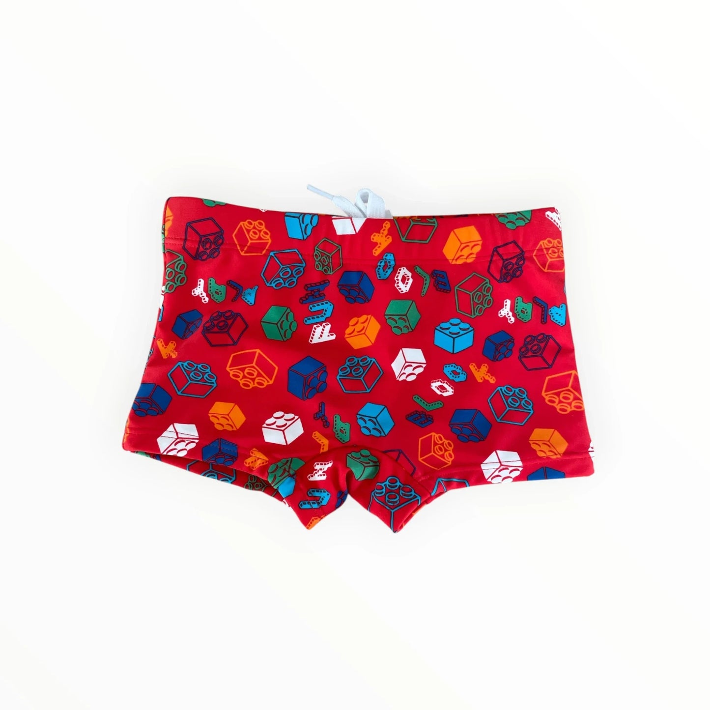 Rode Pierrot Outlet zwemboxer voor jongens met kleurrijke bouwblokjes print en verstelbaar trekkoord.