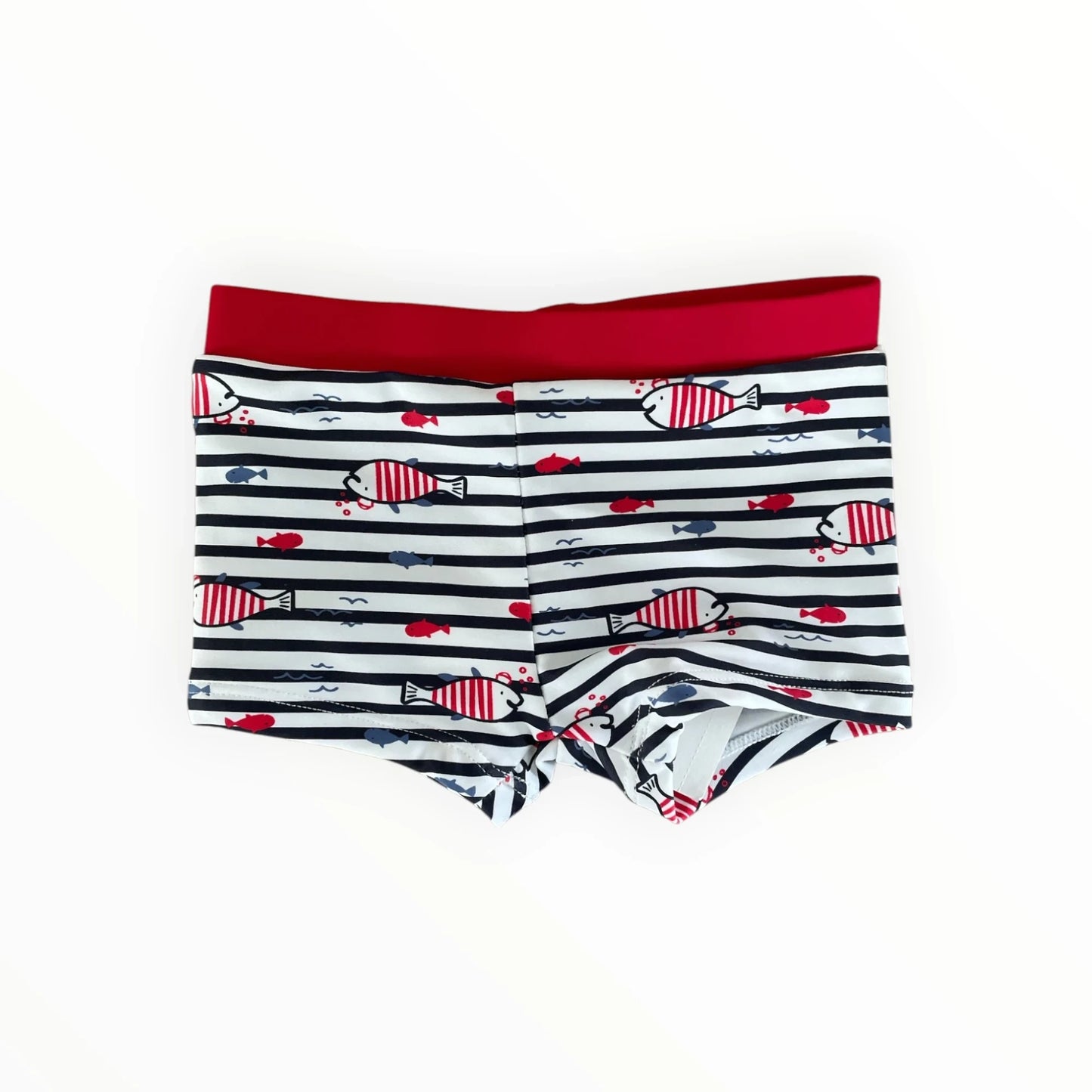 Pierrot Outlet zwembroek voor jongens met gestreept patroon, vissenprint en een opvallende rode elastische tailleband.