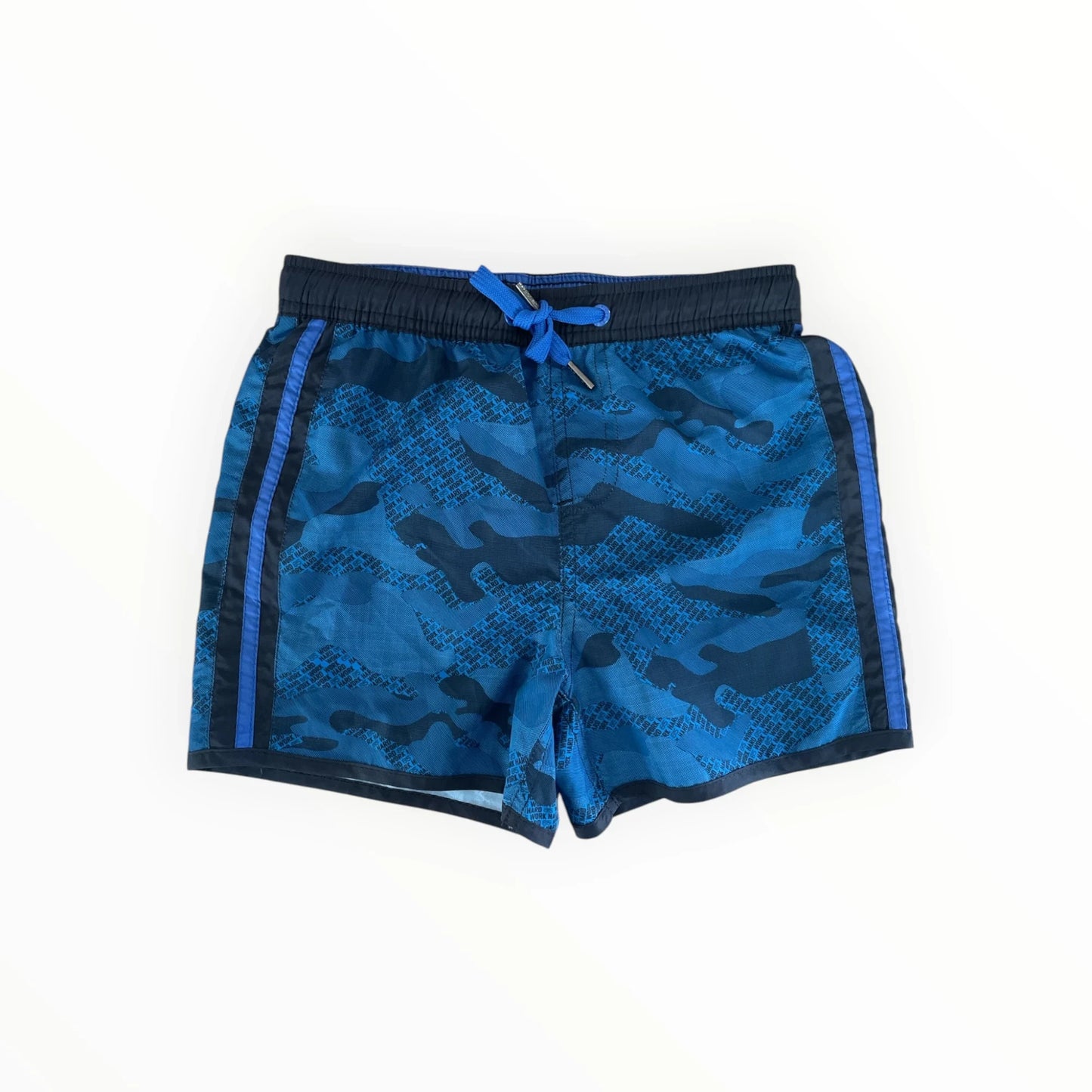 Pierrot Outlet blauwe zwemshort voor jongens met camouflageprint, elastische tailleband en sportieve zijstrepen.