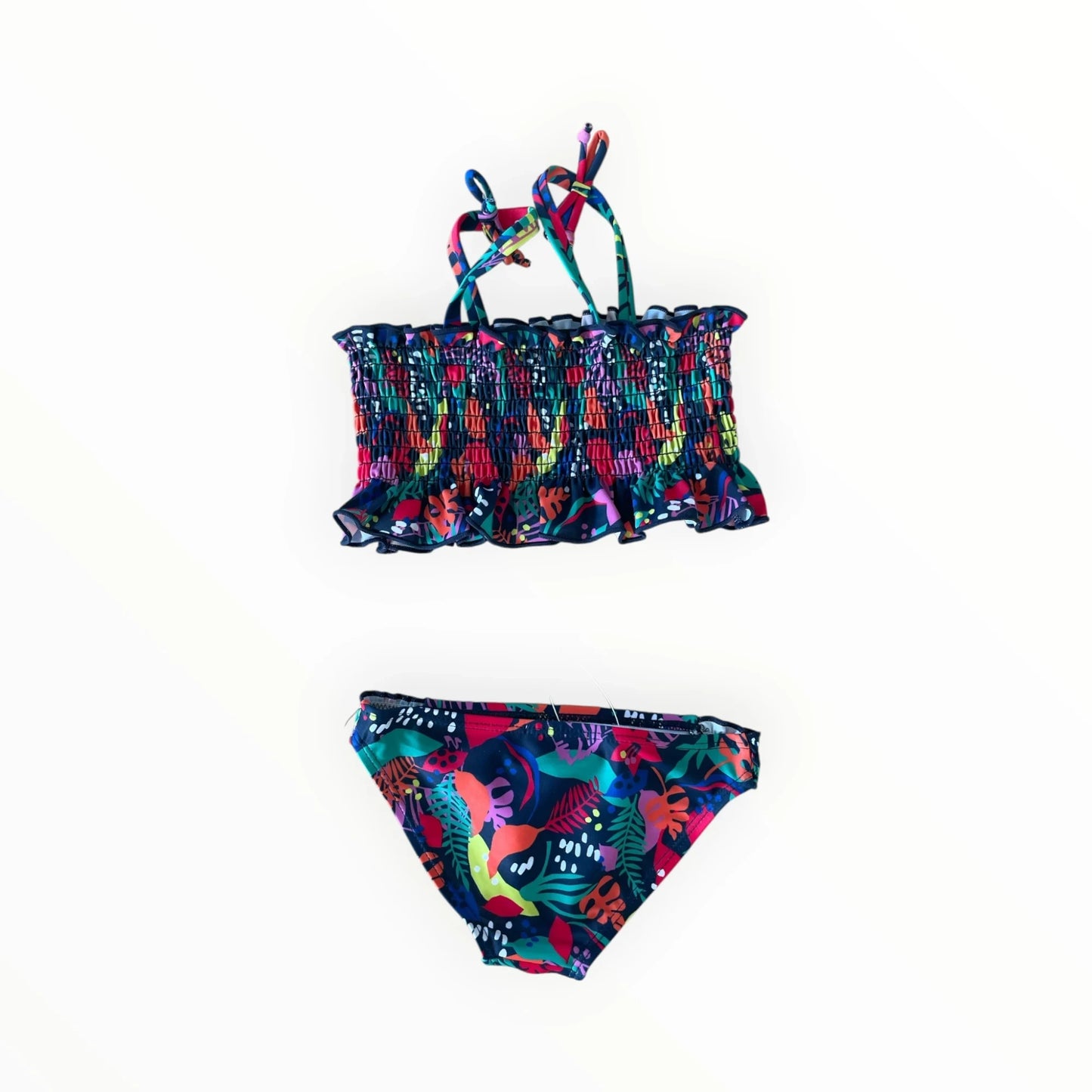 Pierrot Outlet tweedelige bikini voor kinderen met tropische print, gesmokt topje met ruches en verstelbare bandjes.