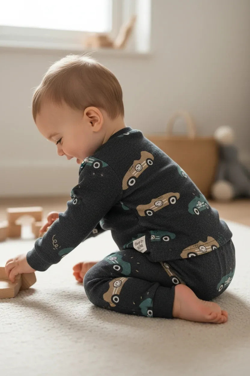 Pierrot Outlet kinder pyjamaset donkergrijs met retro auto print in bruin en groen. Lange mouwen en broek.
