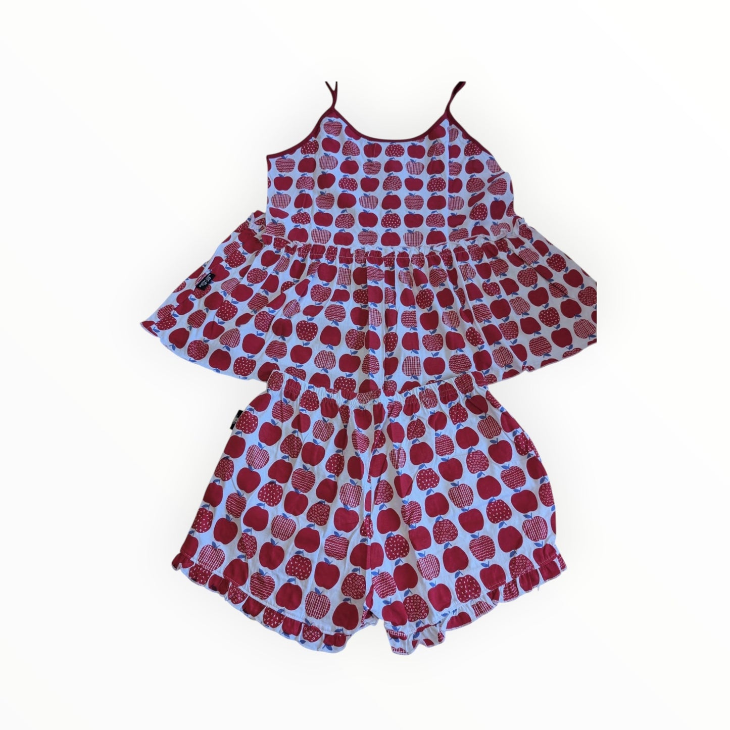 Pierrot Outlet zomerse pyjamaset voor kinderen met rode appelprint, bestaande uit een hemdje en short met ruches.