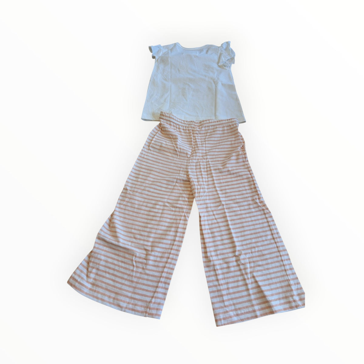 Pierrot Outlet tweedelige pyjamaset voor kinderen met wit T-shirt met ruches en gestreepte wijde broek in aardetinten.