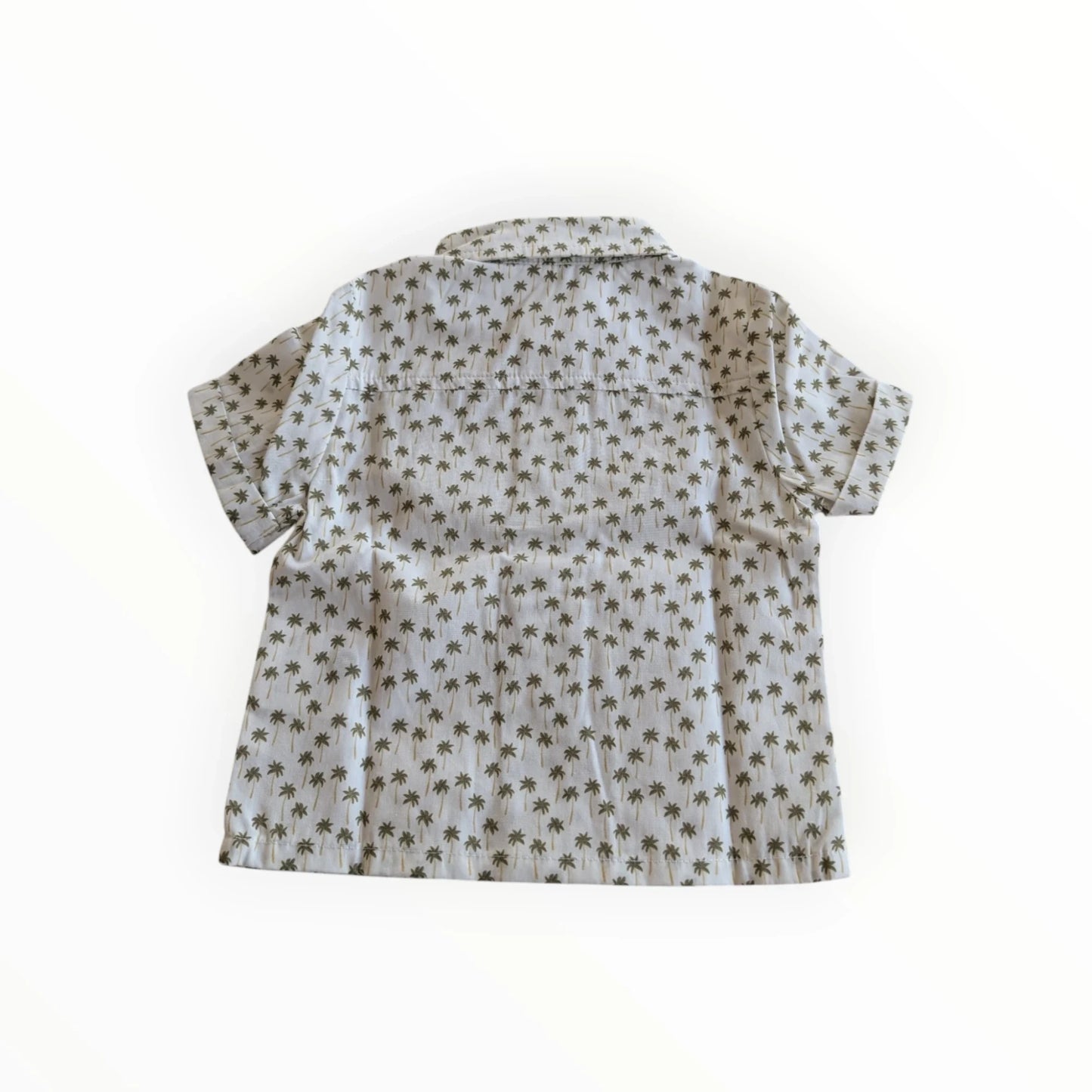 Pierrot Outlet kinder shirt met korte mouwen en palmboomprint, lichtgrijs met donkergroene palmbomen.