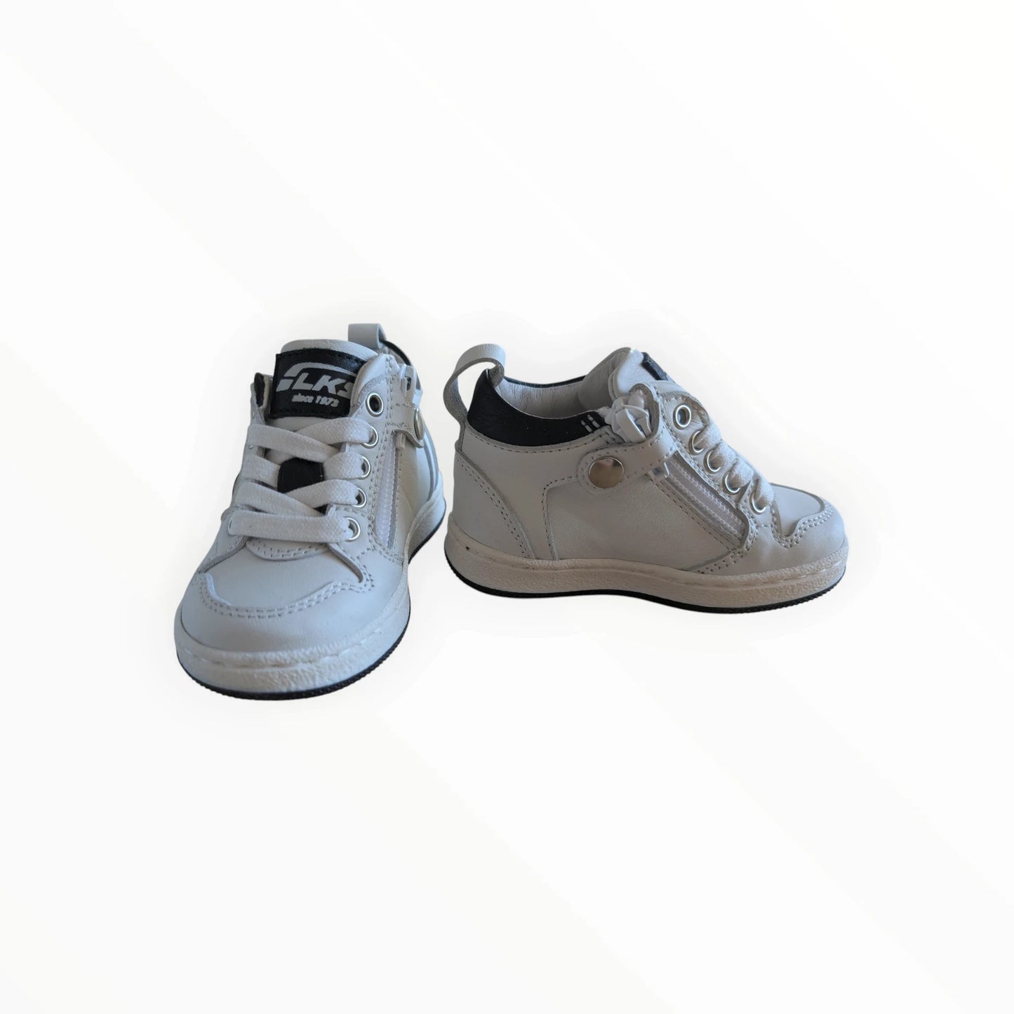 Pierrot Outlet witte kindersneakers met rits en veters, kunstleer, zwarte accenten en rubberen zool.