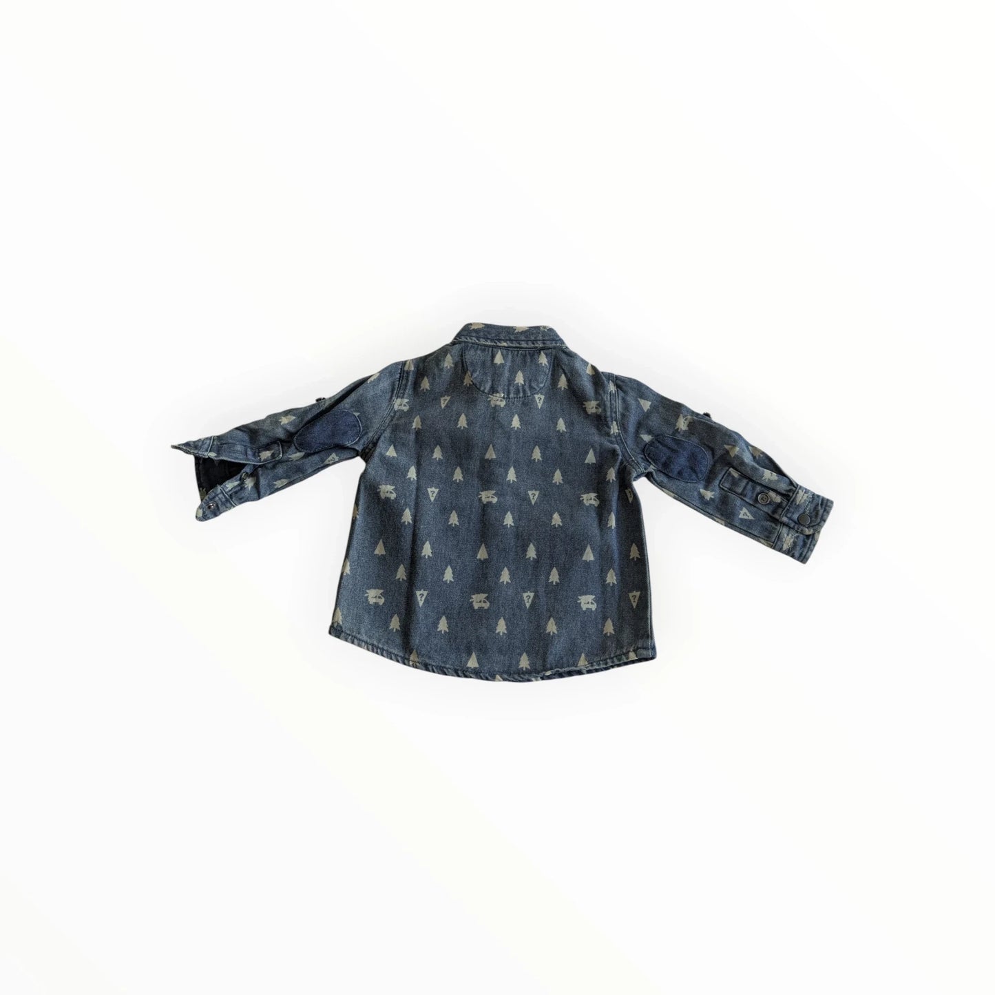 Pierrot Outlet kinder spijkerblouse met boom- en auto-print, lange mouwen en elleboogpatches.