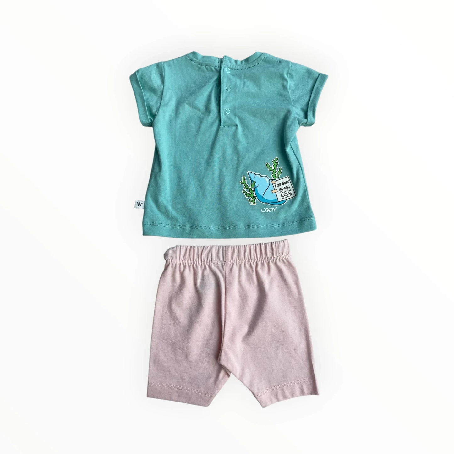 Pierrot Outlet turquoise katoenen T-shirt met schelp- en krabbenprint en roze short met elastische tailleband.