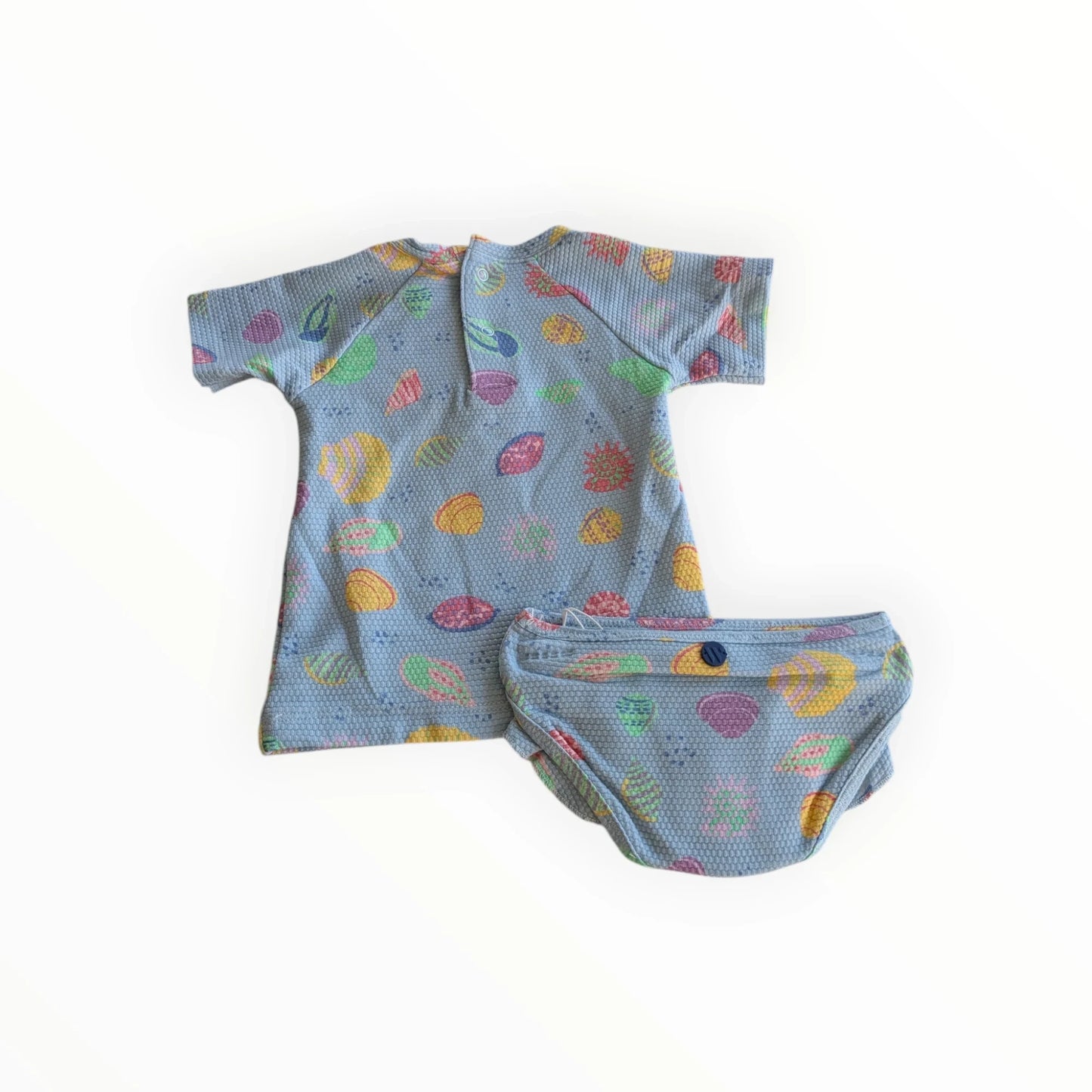 Pierrot Outlet zwemset met schelpenprint voor kinderen, UV-werend shirt met korte mouwen en bijpassend broekje, lichtblauw met veelkleurige schelpen.