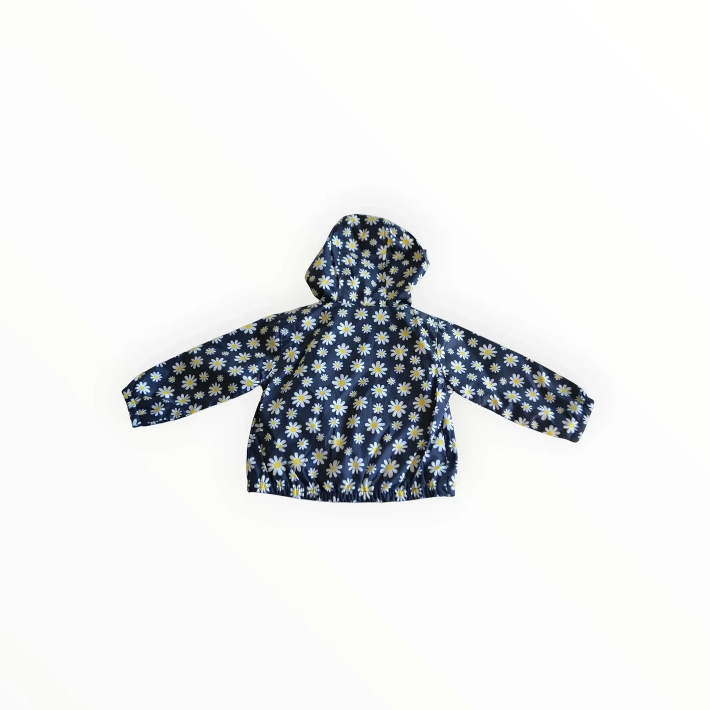 Pierrot Outlet kinderjack met bloemenprint, donkerblauw met witte madeliefjes en gele accenten, capuchon, waterafstotend.