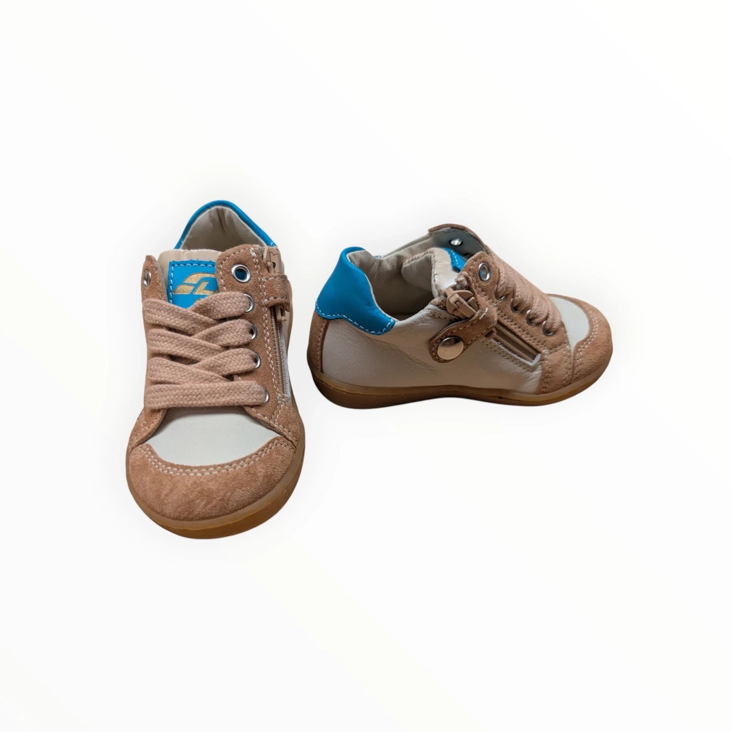 Pierrot Outlet kindersneakers van suède en leer in beige met oranje accenten en blauwe voering. Met veters en rits.
